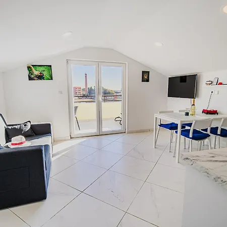 Sleek And Stylish With Sea View - Two Bedroom With Terrace Appartamento Umago